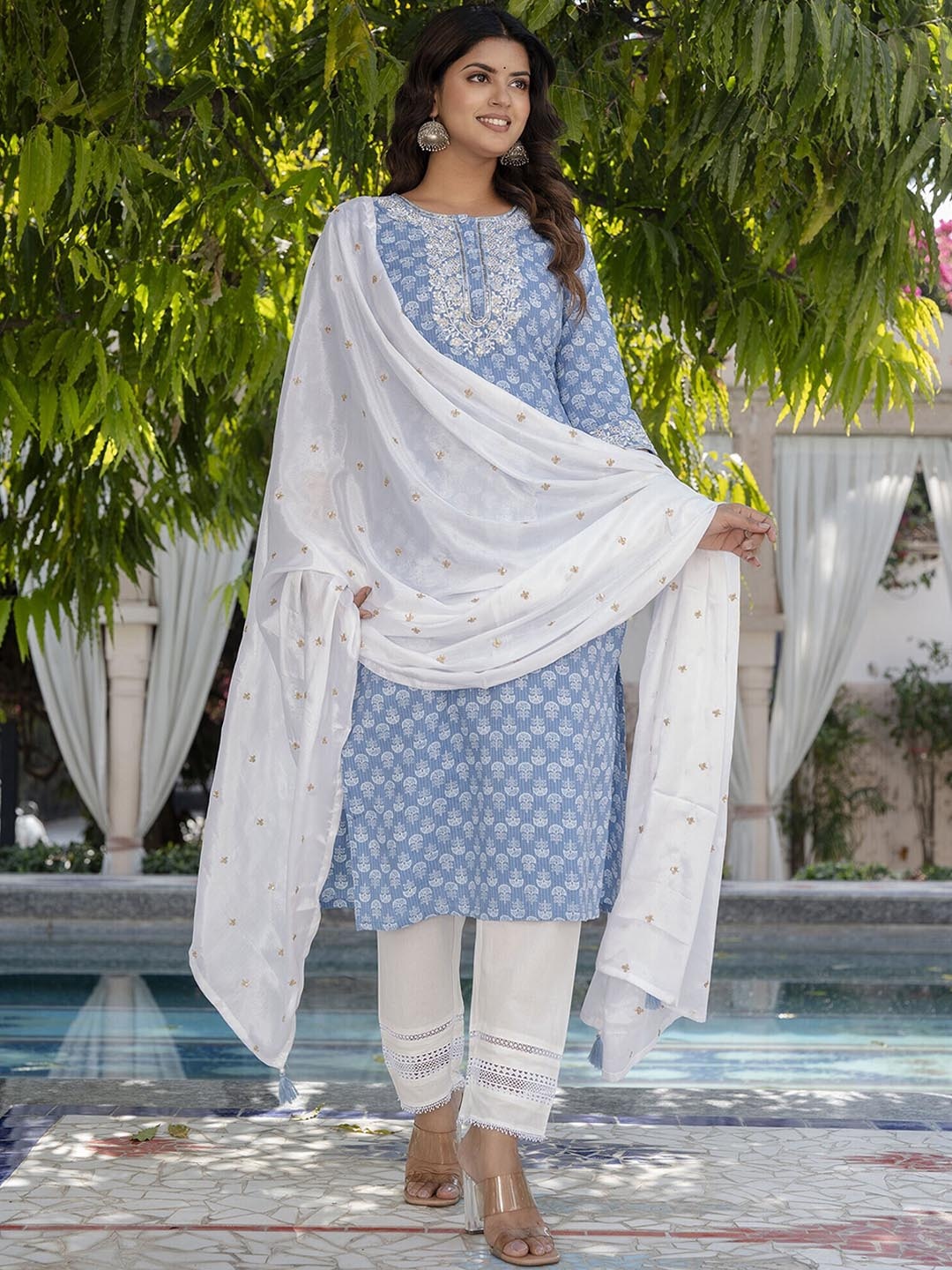 Nayo Women Floral Printed Regular Thread Work Pure Cotton Kurta with Trousers & With Dupatta, Blue
Nayo Women Floral Printed Regular Thread Work Pure Cotton Kurta with Trousers & With Dupatta, Blue