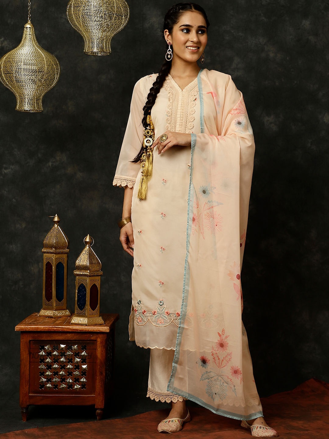 Jaipur Kurti Floral Embroidered Regular Thread Work Kurta with Palazzos & With Dupatta, Cream
Jaipur Kurti Floral Embroidered Regular Thread Work Kurta with Palazzos & With Dupatta, Cream