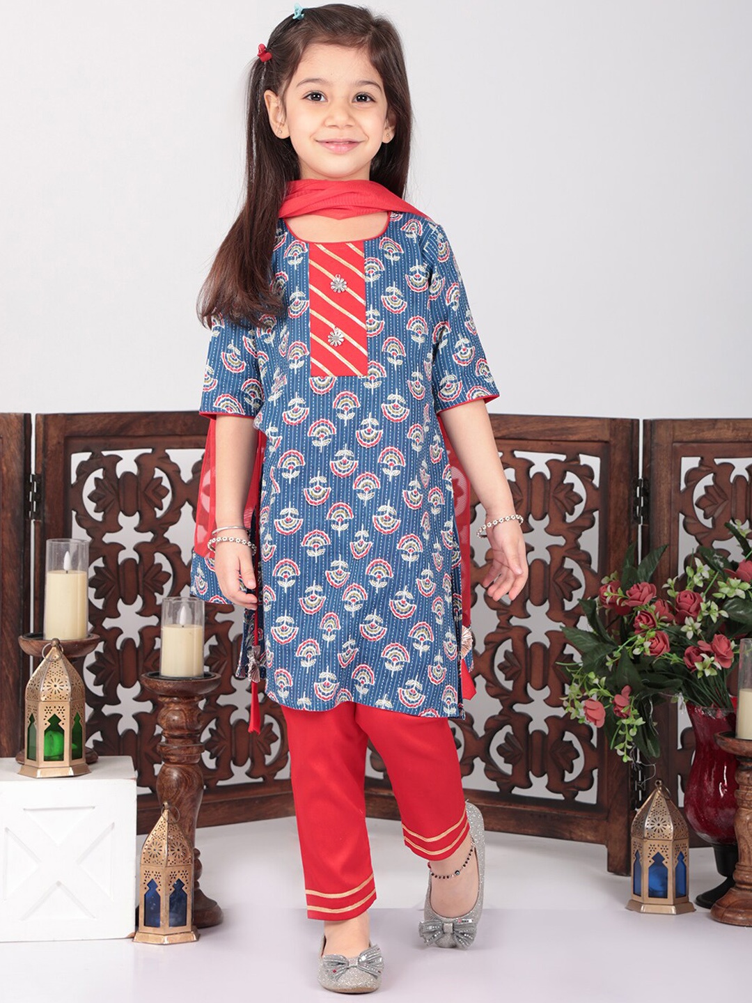 Here&Now X Kinder Kids Girls Floral Printed Gotta Patti Pure Cotton Kurta with Trouser & Dupatta, Red
Here&Now X Kinder Kids Girls Floral Printed Gotta Patti Pure Cotton Kurta with Trouser & Dupatta, Red