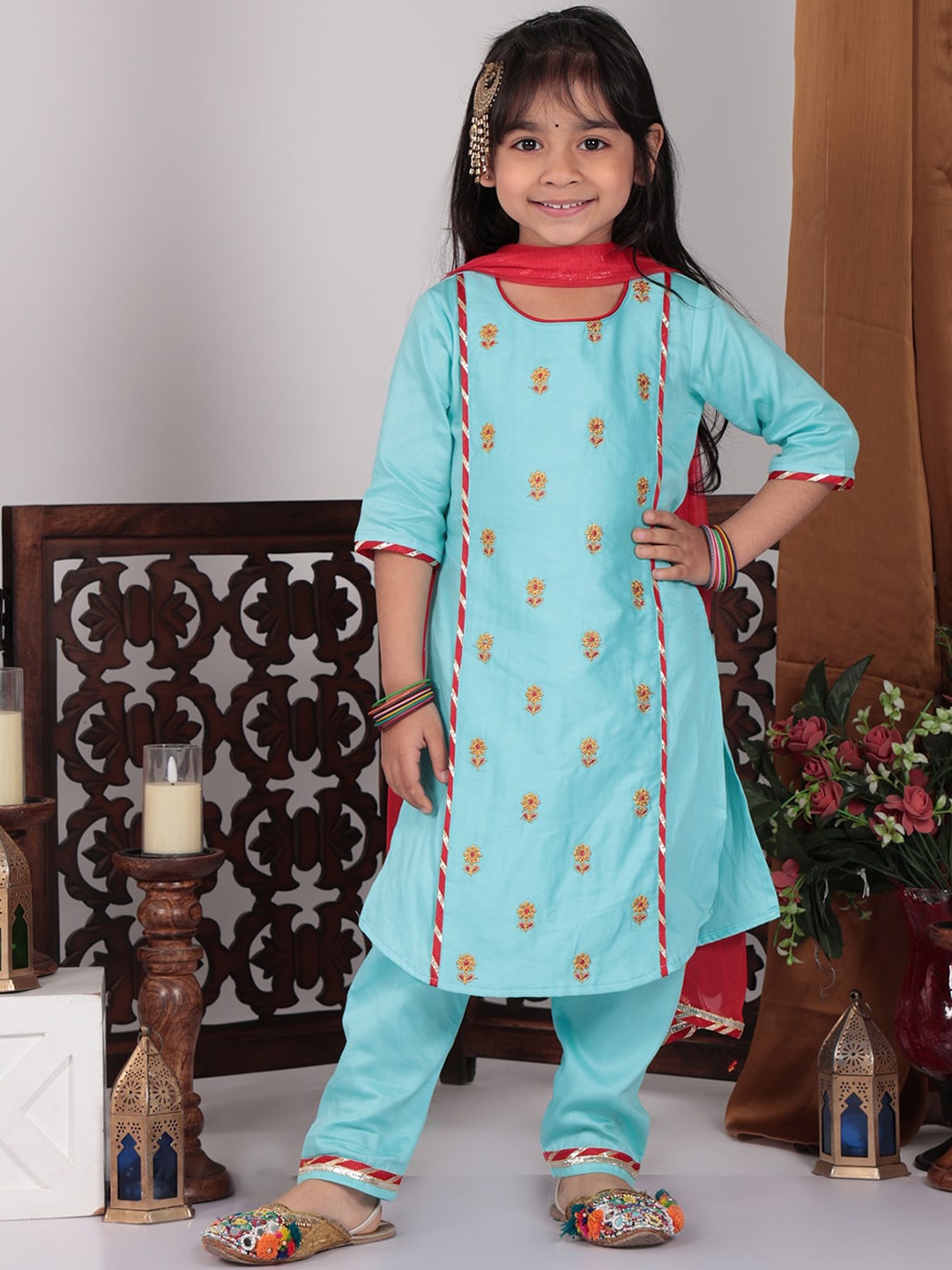 Here&Now X Kinder Kids Girls Floral Embroidered Thread Work Pure Cotton Kurta with Trousers & Dupatta, Blue
Here&Now X Kinder Kids Girls Floral Embroidered Thread Work Pure Cotton Kurta with Trousers & Dupatta, Blue