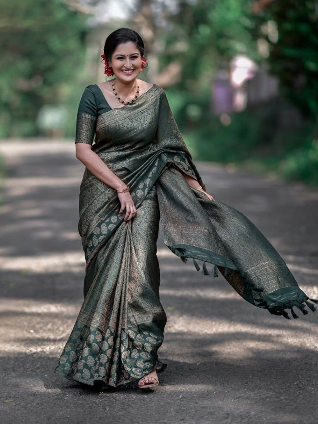 Naishu Trendz Ethnic Motifs Woven Design Zari Pure Silk Kanjeevaram Saree, Green
Naishu Trendz Ethnic Motifs Woven Design Zari Pure Silk Kanjeevaram Saree, Green