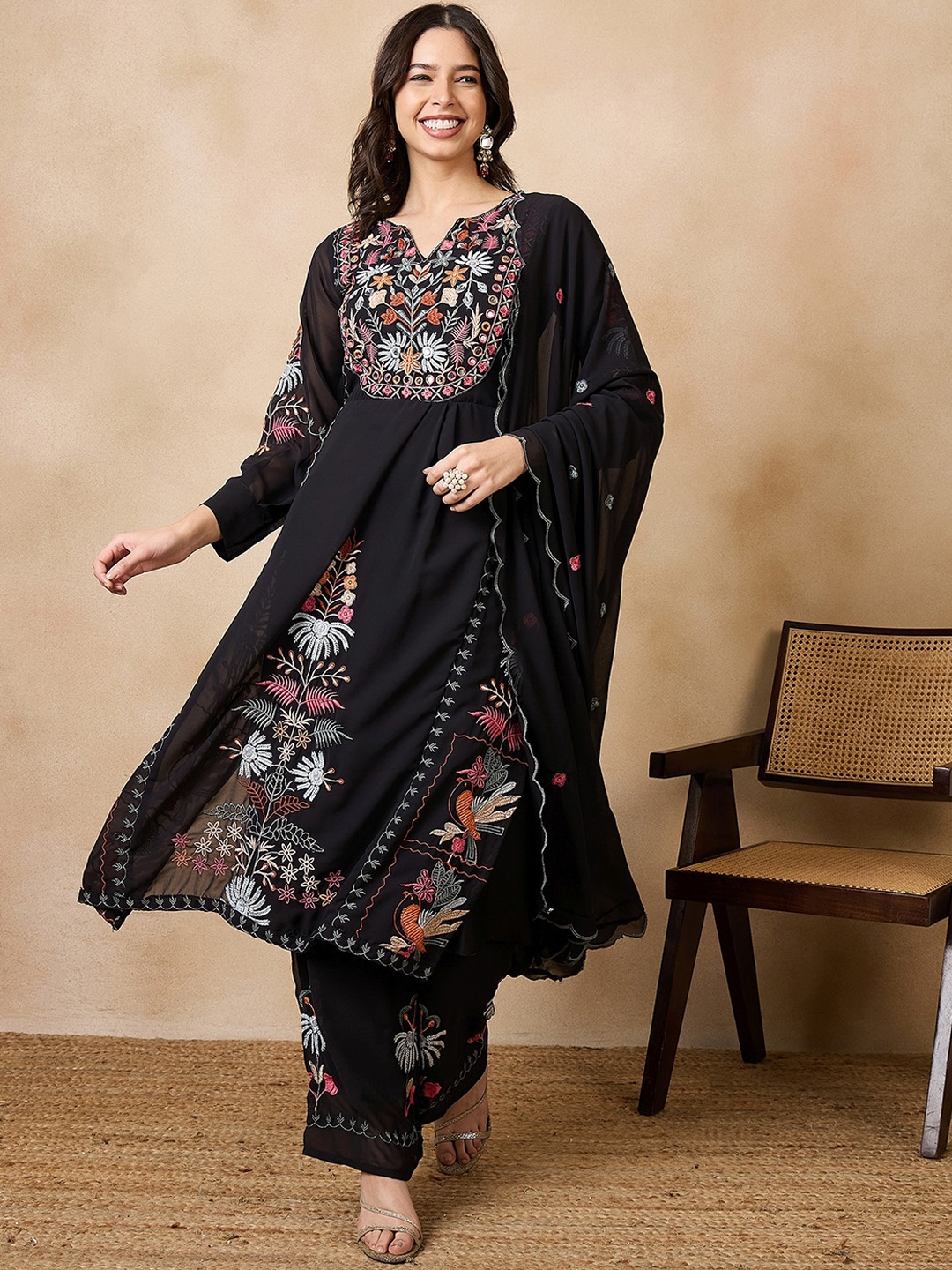 SERONA FABRICS Floral Embroidered Regular Thread Work Kurta with Palazzos & Dupatta, Black
SERONA FABRICS Floral Embroidered Regular Thread Work Kurta with Palazzos & Dupatta, Black