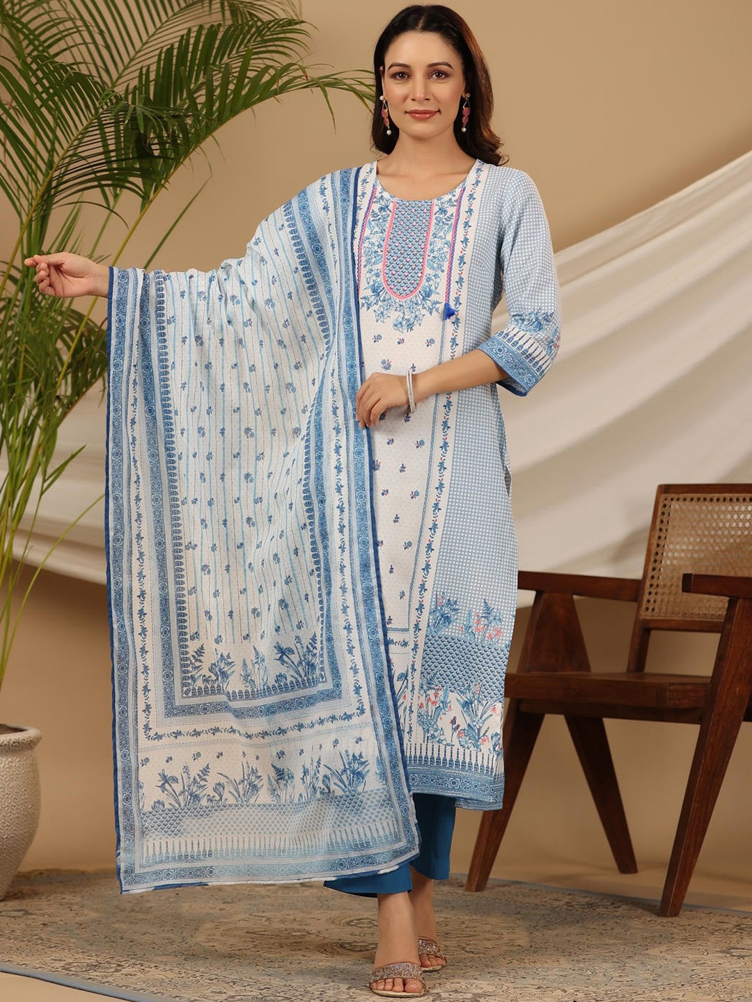 Juniper Ethnic Motifs Embroidered Regular Sequinned Liva Kurta with Trousers & Dupatta, Blue
Juniper Ethnic Motifs Embroidered Regular Sequinned Liva Kurta with Trousers & Dupatta, Blue