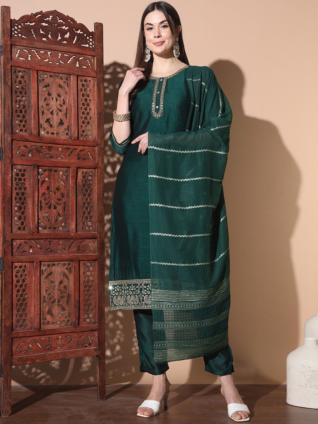 SmartRAHO Ethnic Motifs Yoke Design Zari Silk Georgette Kurta With Trouser & Dupatta, Green
SmartRAHO Ethnic Motifs Yoke Design Zari Silk Georgette Kurta With Trouser & Dupatta, Green