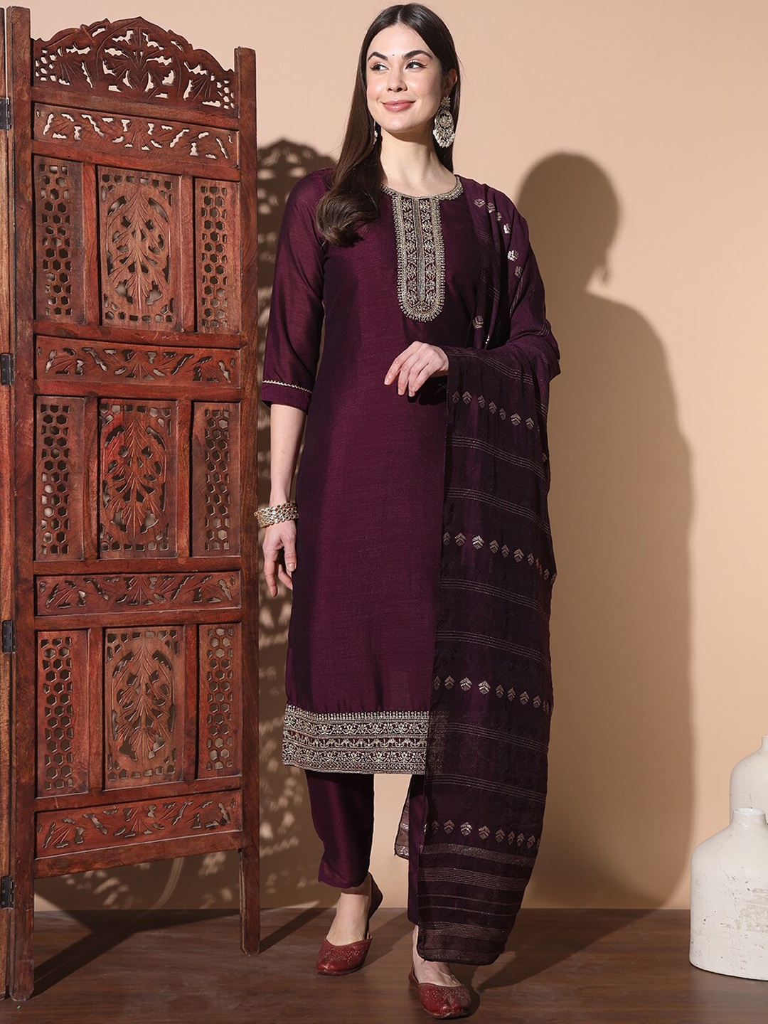 SmartRAHO Ethnic Motifs Embroidered Regular Silk Georgette Kurta with Trousers & Dupatta, Purple
SmartRAHO Ethnic Motifs Embroidered Regular Silk Georgette Kurta with Trousers & Dupatta, Purple