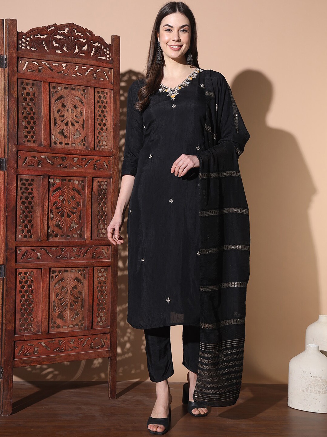 SmartRAHO Ethnic Motifs Embroidered Silk Georgette Straight Kurta With Trouser & Dupatta, Black
SmartRAHO Ethnic Motifs Embroidered Silk Georgette Straight Kurta With Trouser & Dupatta, Black