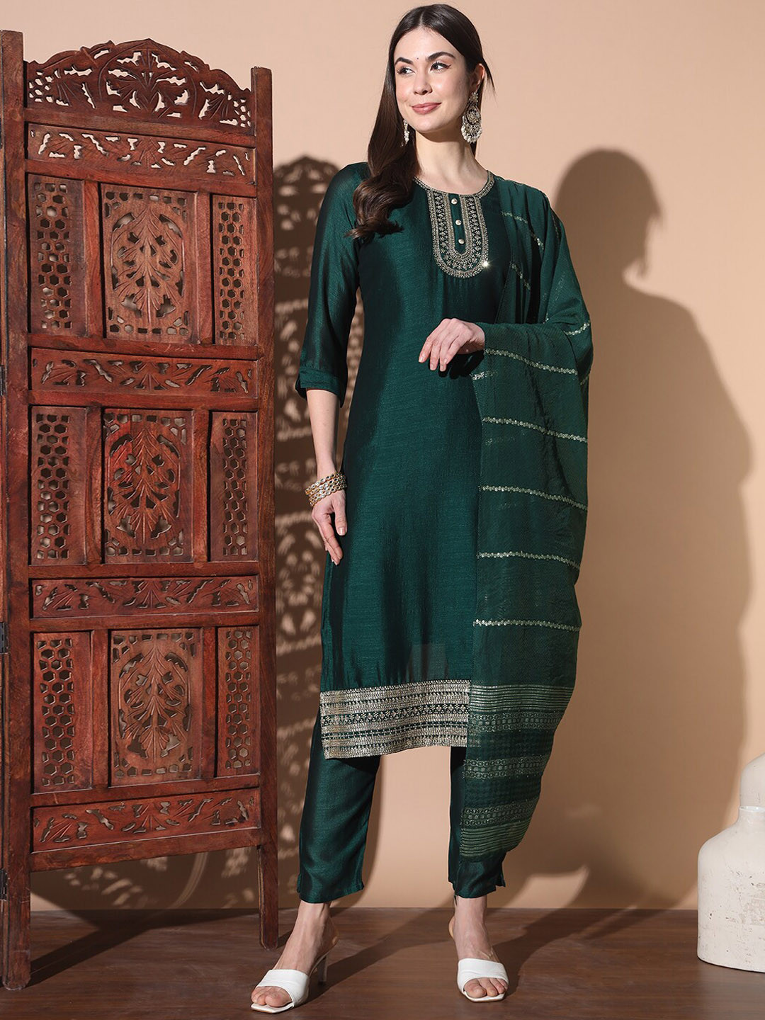 SmartRAHO Ethnic Motifs Yoke Design Zari Silk Georgette Kurta With Trouser & Dupatta, Green
SmartRAHO Ethnic Motifs Yoke Design Zari Silk Georgette Kurta With Trouser & Dupatta, Green