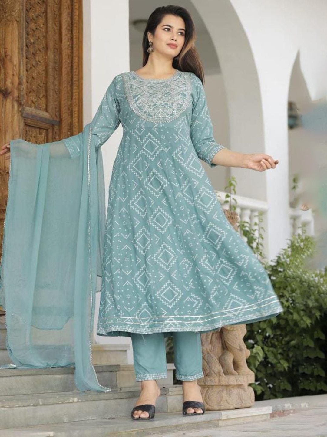 SINGNI Ethnic Motifs Embroidered Round Neck Three-Quarter Sleeves Anarkali Kurta Set, Green
SINGNI Ethnic Motifs Embroidered Round Neck Three-Quarter Sleeves Anarkali Kurta Set, Green