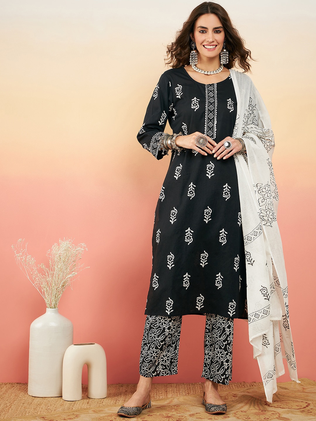 Sangria Ethnic Motifs Printed Pure Cotton Round-Neck Kurta With Trousers & Dupatta, Black
Sangria Ethnic Motifs Printed Pure Cotton Round-Neck Kurta With Trousers & Dupatta, Black