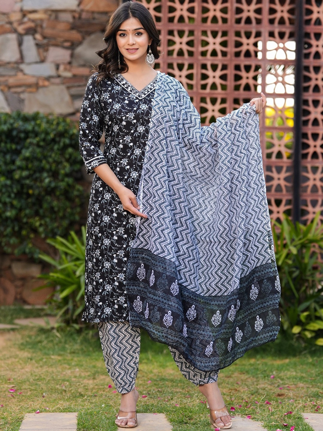 Chandbaali Floral Printed Thread Work V-Neck Straight Kurta With Salwar & Dupatta, Black
Chandbaali Floral Printed Thread Work V-Neck Straight Kurta With Salwar & Dupatta, Black