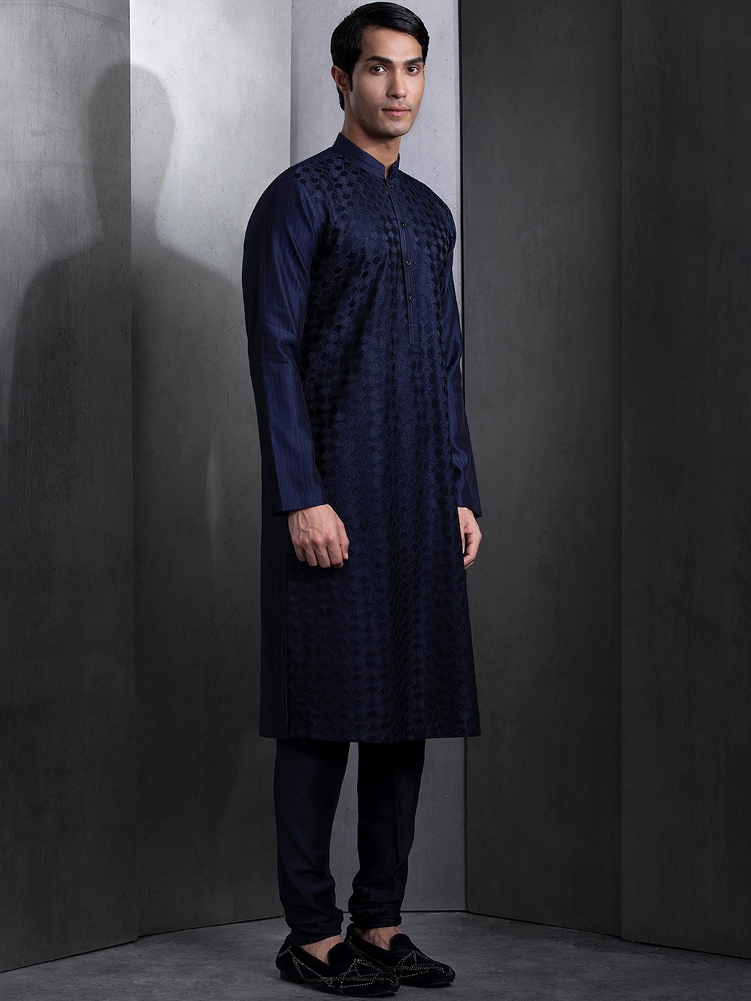 Rohit Gandhi + Rahul Khanna Geometric Woven Design Mandarin Collar Kurta, Navy blue
Rohit Gandhi + Rahul Khanna Geometric Woven Design Mandarin Collar Kurta, Navy blue