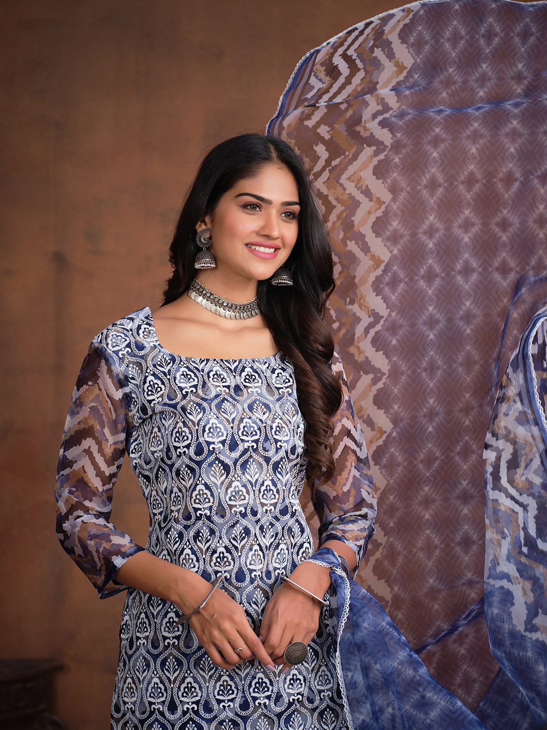 Ishin Ethnic Motifs Embroidered Square Neck Chikankari Kurta with Trousers & With Dupatta, Navy blue
Ishin Ethnic Motifs Embroidered Square Neck Chikankari Kurta with Trousers & With Dupatta, Navy blue
