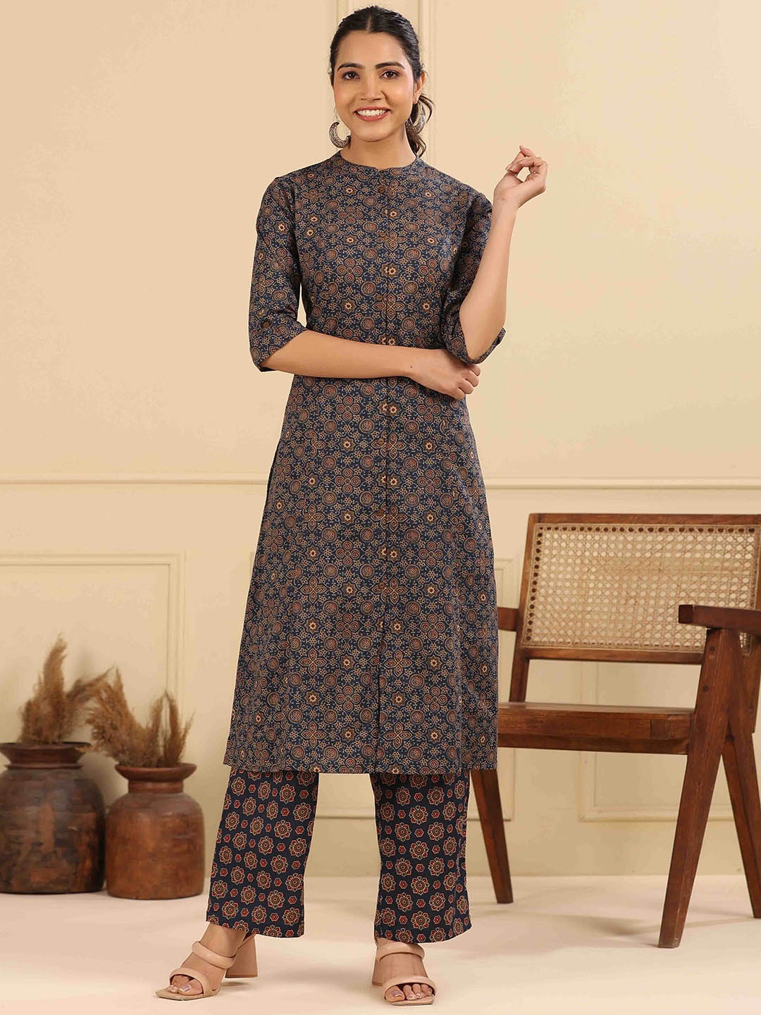 Meena Bazaar Ethnic Motifs Printed Mandarin Collar Regular Kurta with Trousers, Navy blue
Meena Bazaar Ethnic Motifs Printed Mandarin Collar Regular Kurta with Trousers, Navy blue
