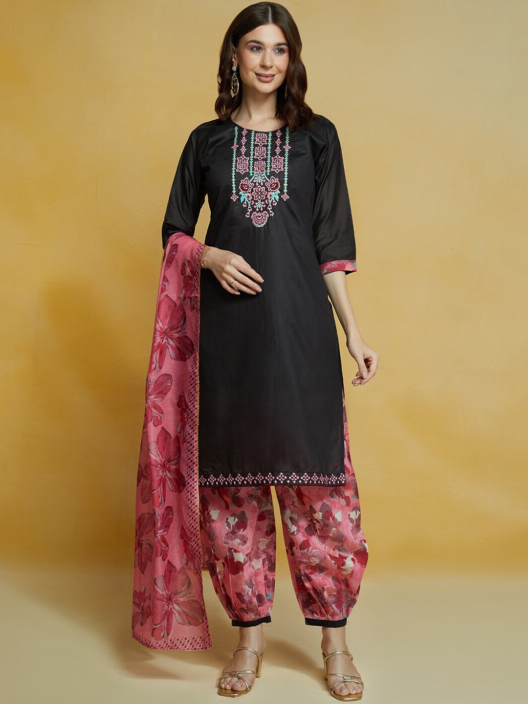 KALINI Ethnic Motifs Yoke Design Regular Thread Work Kurta With Patiala & Dupatta, Black
KALINI Ethnic Motifs Yoke Design Regular Thread Work Kurta With Patiala & Dupatta, Black