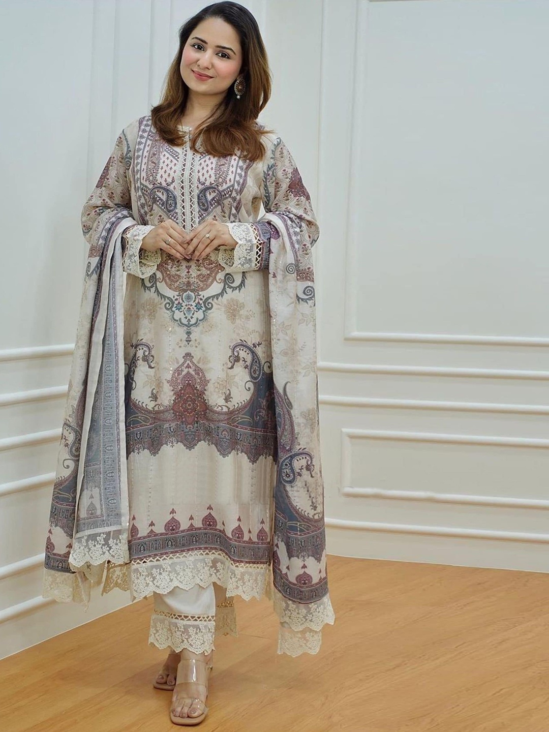 NIZA FASHION Paisley Embroidered Regular Thread Work Kurta with Trousers & With Dupatta, White
NIZA FASHION Paisley Embroidered Regular Thread Work Kurta with Trousers & With Dupatta, White