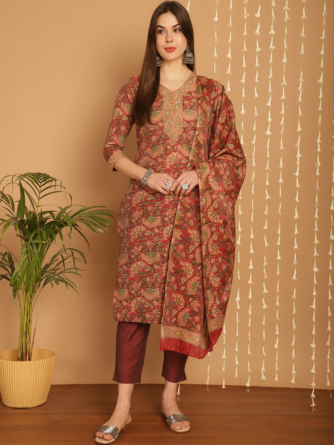 Aawari Floral Printed Regular Chanderi Silk Kurta with Trousers & With Dupatta, Maroon
Aawari Floral Printed Regular Chanderi Silk Kurta with Trousers & With Dupatta, Maroon