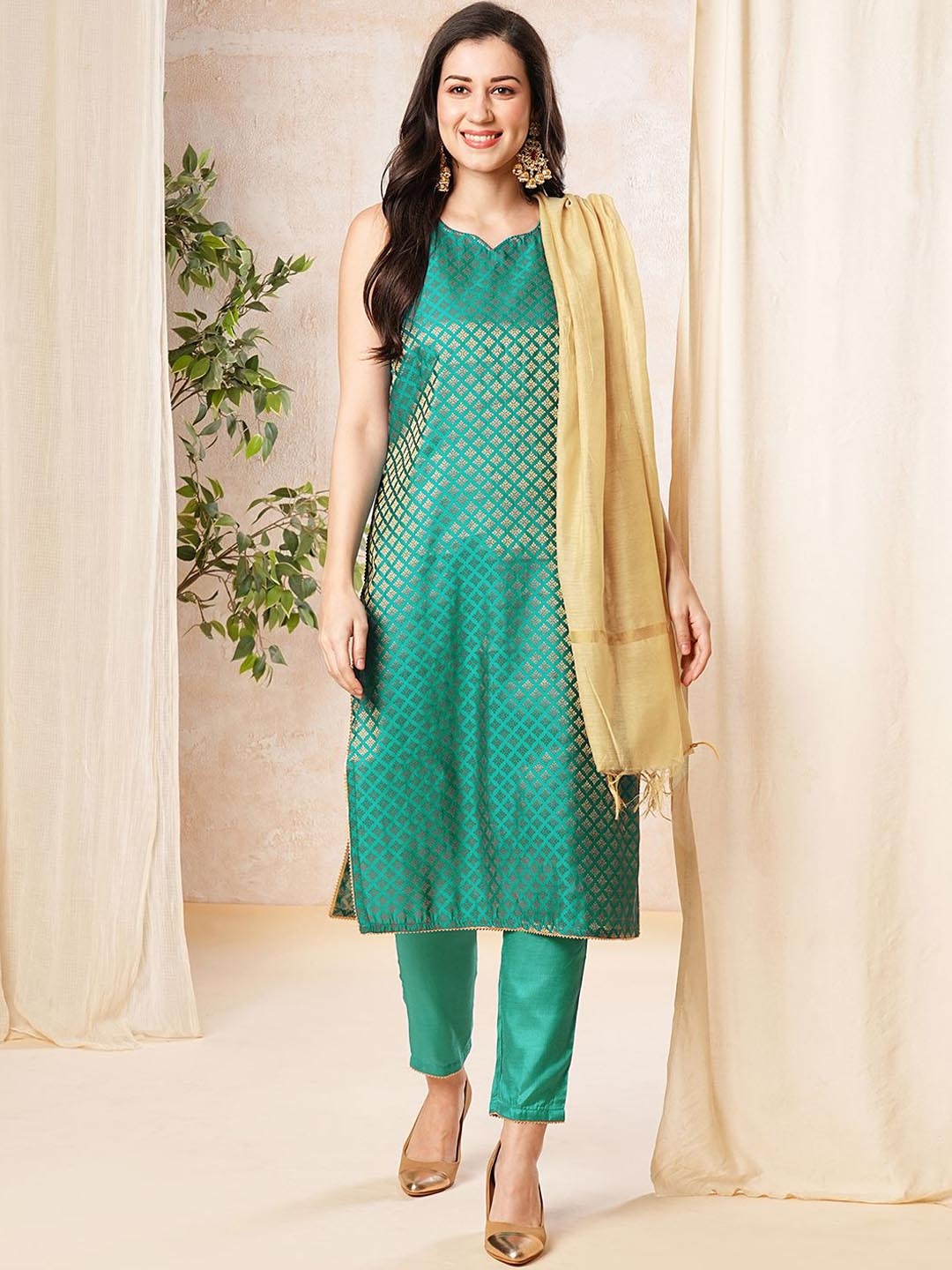 SKYLEE Ethnic Motif Woven Design Round Neck Straight Kurta with Trousers & Dupatta, Green
SKYLEE Ethnic Motif Woven Design Round Neck Straight Kurta with Trousers & Dupatta, Green