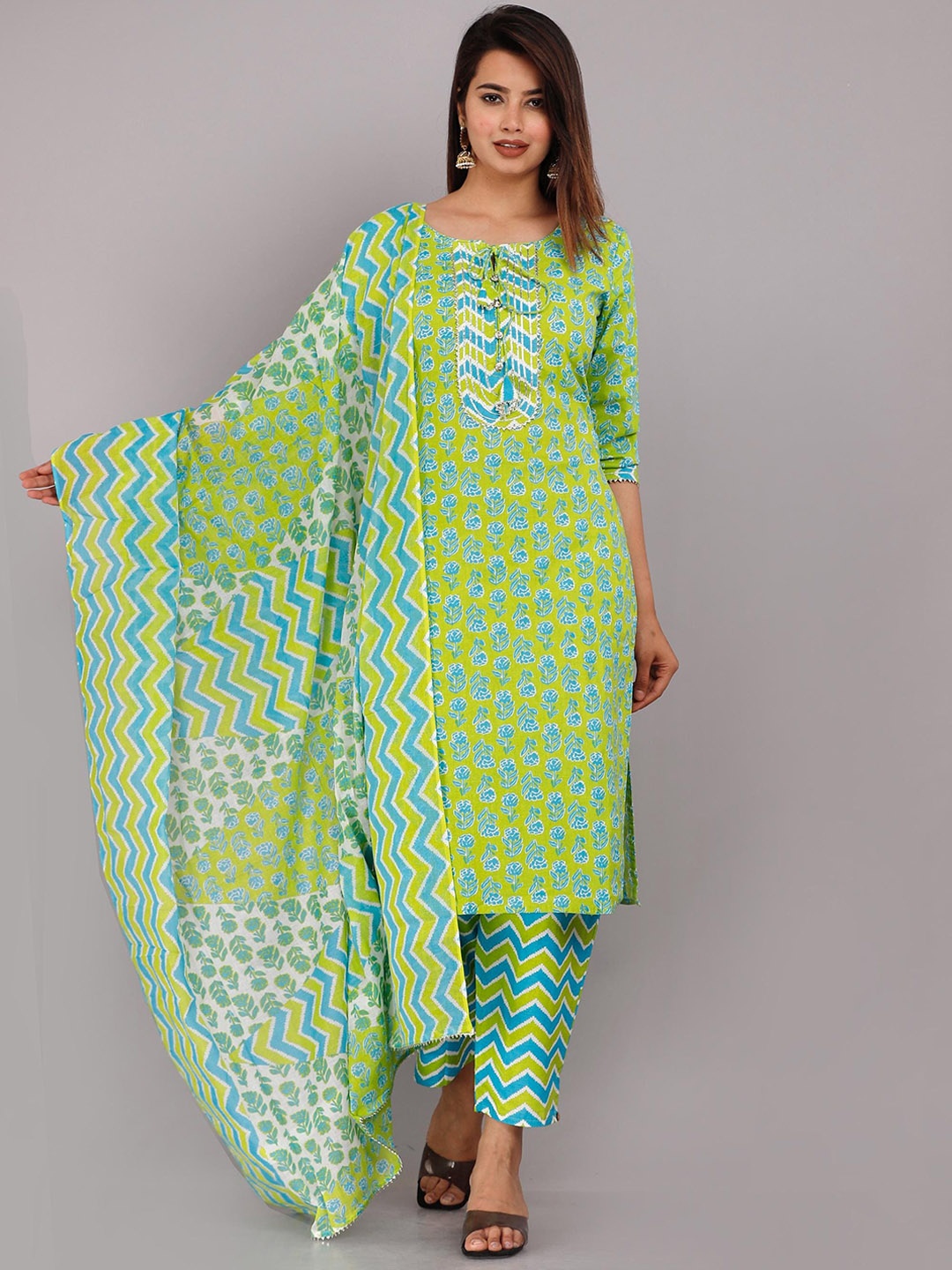 HIGHLIGHT FASHION EXPORT Floral Printed Tie-Up Neck Straight Kurta with Trousers & Dupatta, Green
HIGHLIGHT FASHION EXPORT Floral Printed Tie-Up Neck Straight Kurta with Trousers & Dupatta, Green