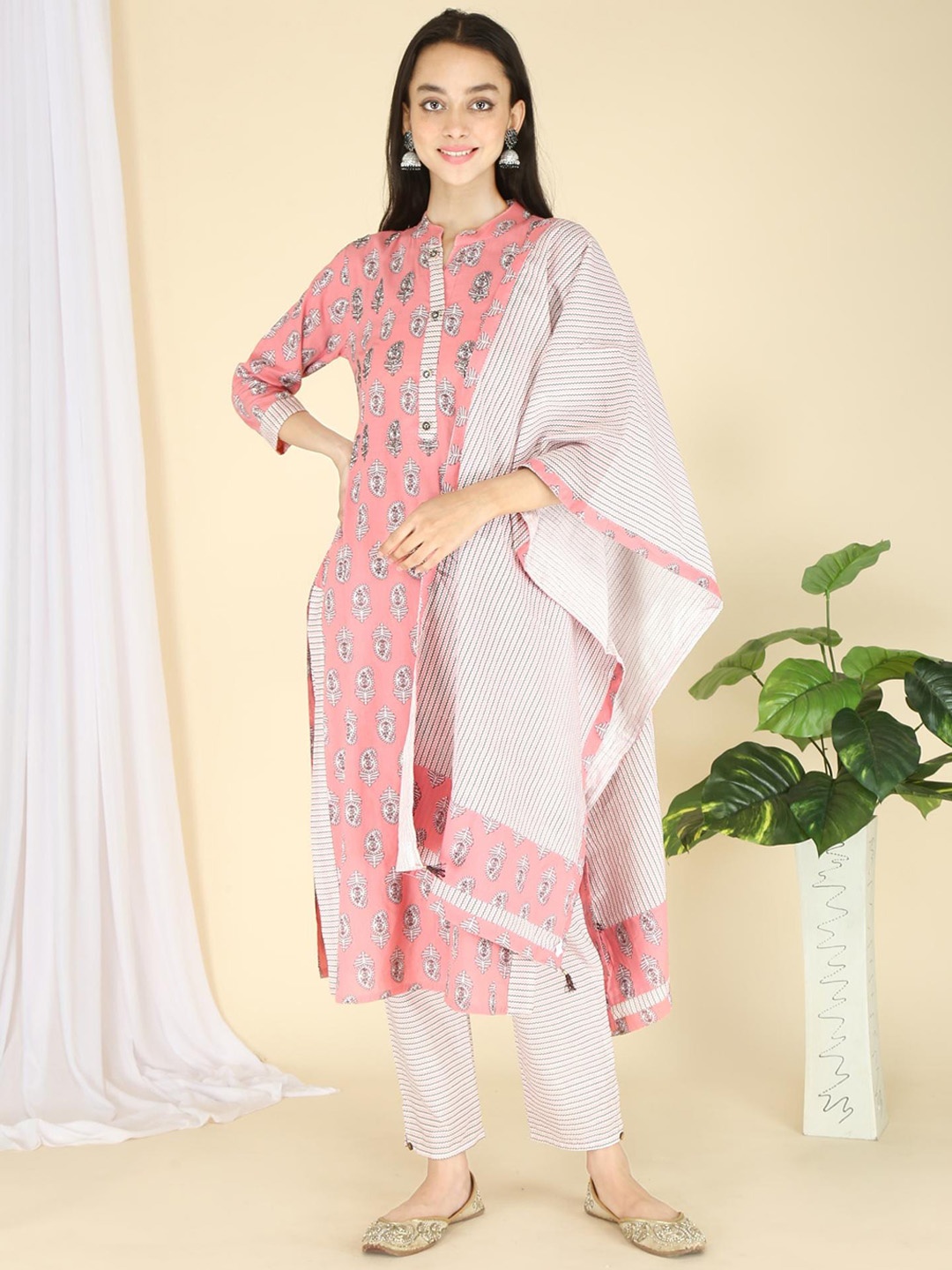 HIGHLIGHT FASHION EXPORT Floral Printed Regular Zardozi Kurta with Trousers & With Dupatta, Pink
HIGHLIGHT FASHION EXPORT Floral Printed Regular Zardozi Kurta with Trousers & With Dupatta, Pink