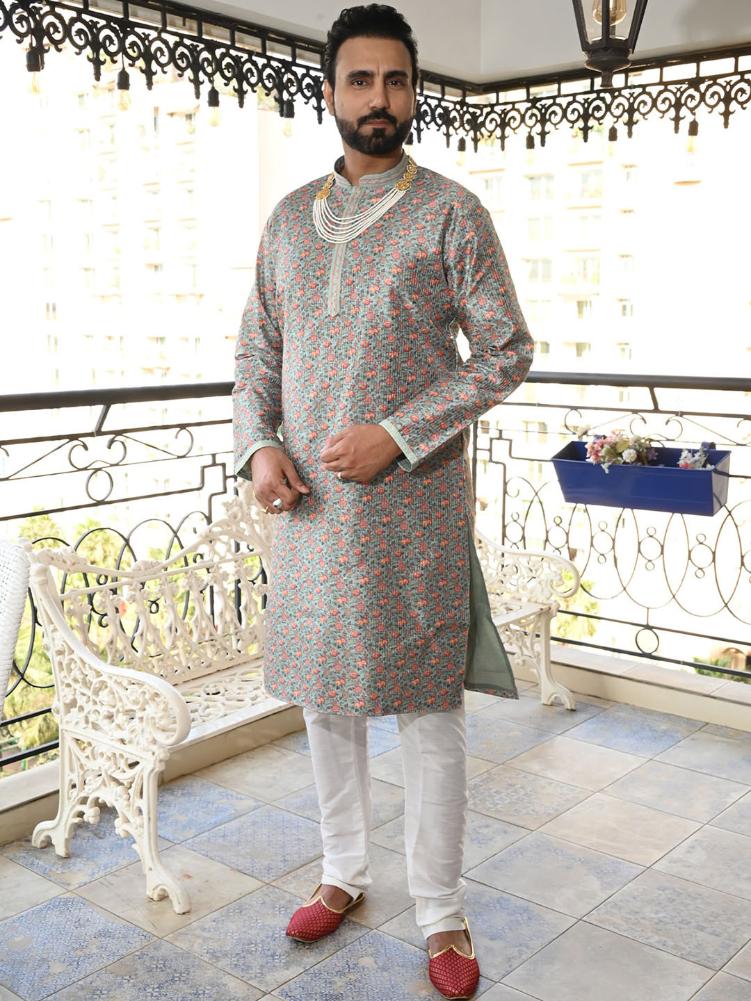 ODETTE Floral Printed Mandarin Collar Long Sleeves Thread Work Kurta with Pyjamas, Green
ODETTE Floral Printed Mandarin Collar Long Sleeves Thread Work Kurta with Pyjamas, Green
