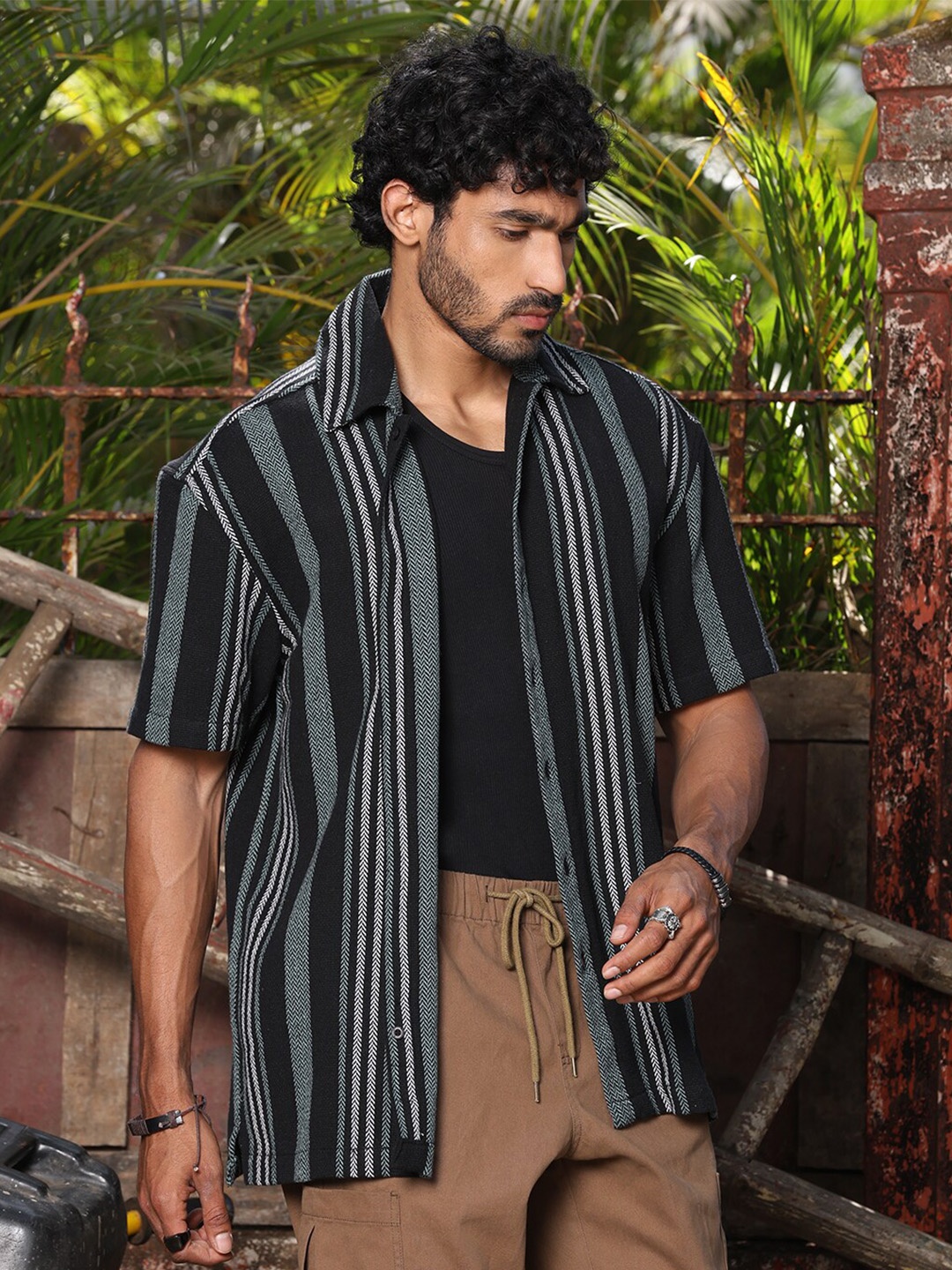 The Roadster Lifestyle Co Striped Pure Cotton Spread Collar Oversized Casual Shirts, Black
The Roadster Lifestyle Co Striped Pure Cotton Spread Collar Oversized Casual Shirts, Black
