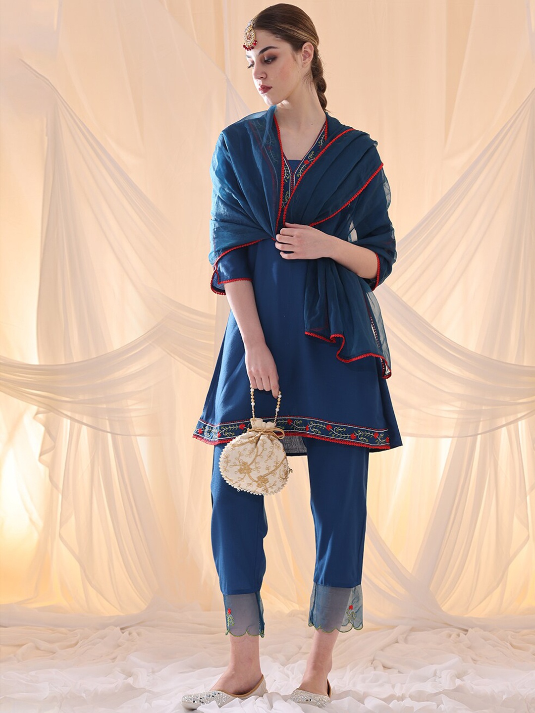 Anouk V Neck Slit Sleeves Floral Embroidered Straight Kurta with Trousers & Dupatta, Teal
Anouk V Neck Slit Sleeves Floral Embroidered Straight Kurta with Trousers & Dupatta, Teal
