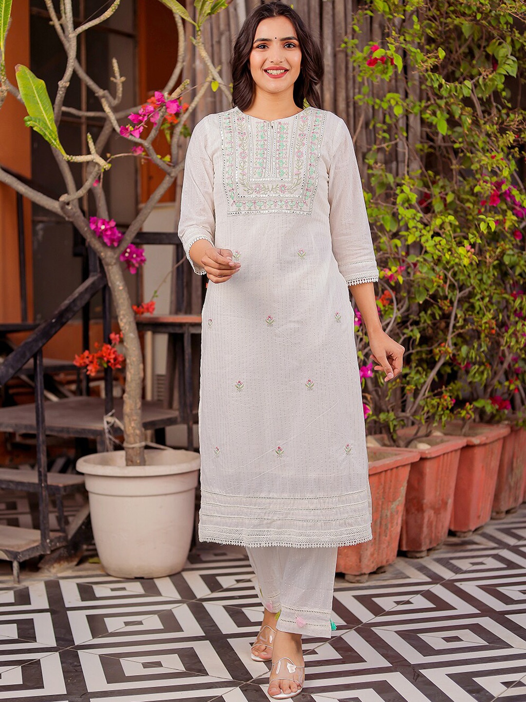 Chandbaali Women Embroidered Regular Thread Work Kurta with Trousers & With Dupatta, White
Chandbaali Women Embroidered Regular Thread Work Kurta with Trousers & With Dupatta, White