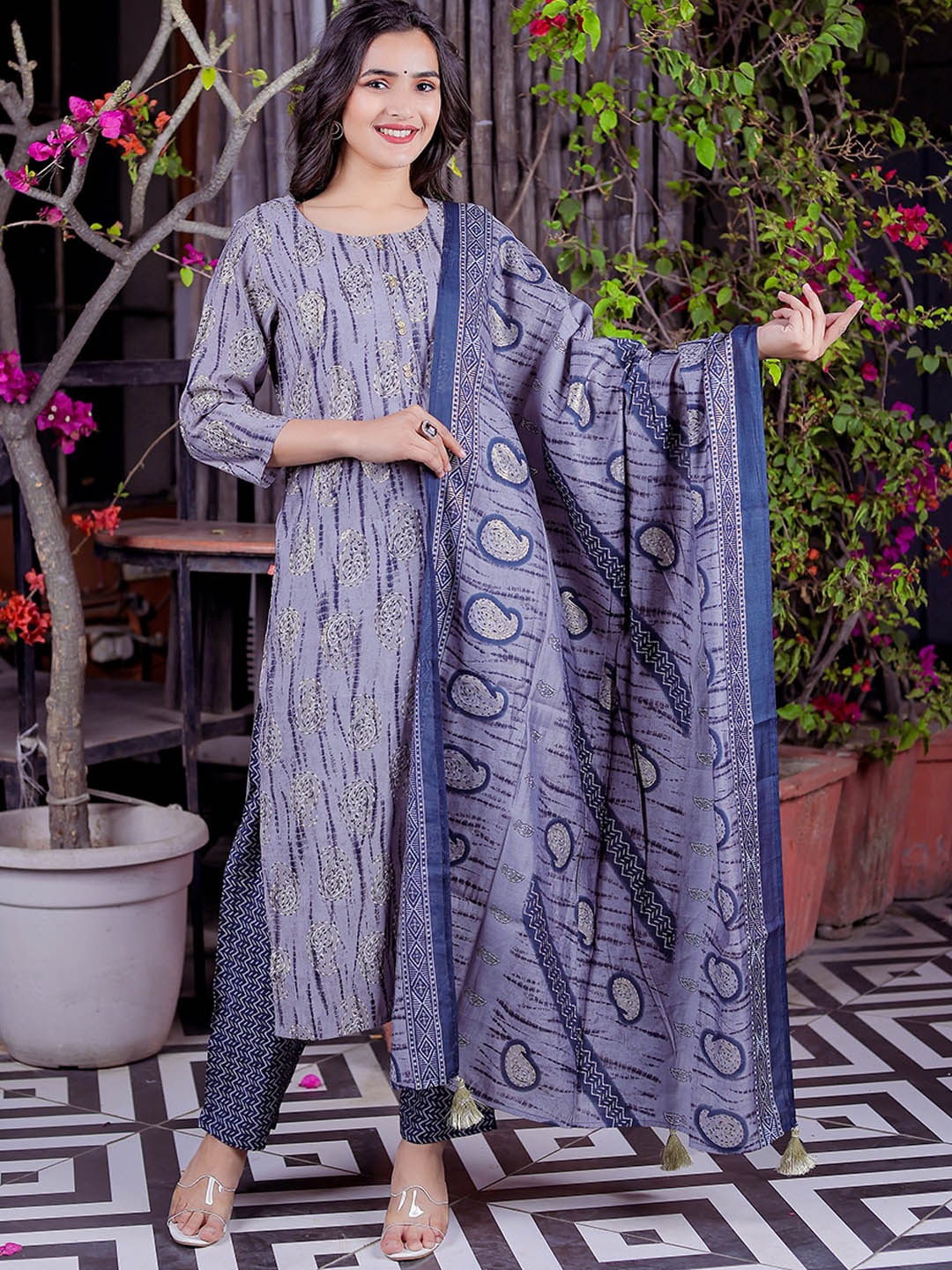 Chandbaali Women Ethnic Motifs Embroidered Regular Thread Work Kurta with Trousers & With Dupatta, Grey
Chandbaali Women Ethnic Motifs Embroidered Regular Thread Work Kurta with Trousers & With Dupatta, Grey