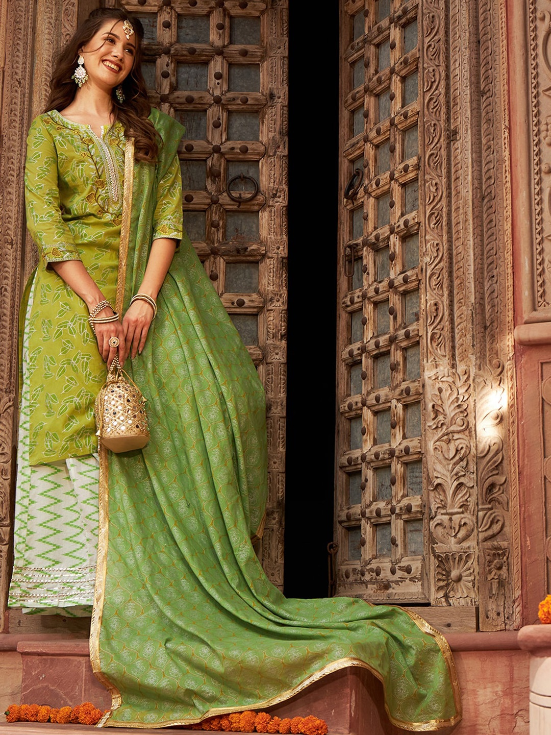 Meeranshi Women Ethnic Motifs Printed Regular Thread Work Kurta with Palazzos & With Dupatta, Green
Meeranshi Women Ethnic Motifs Printed Regular Thread Work Kurta with Palazzos & With Dupatta, Green