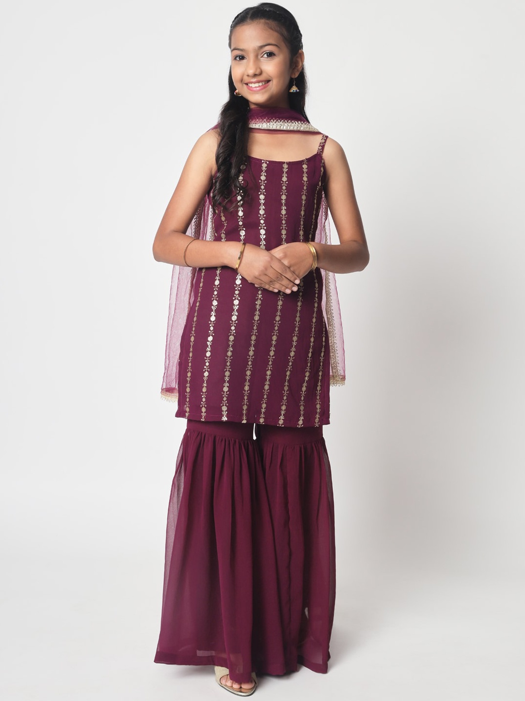 studio rasa Girls Floral Embroidered Regular Sequinned Kurti with Sharara & With Dupatta, Maroon
studio rasa Girls Floral Embroidered Regular Sequinned Kurti with Sharara & With Dupatta, Maroon
