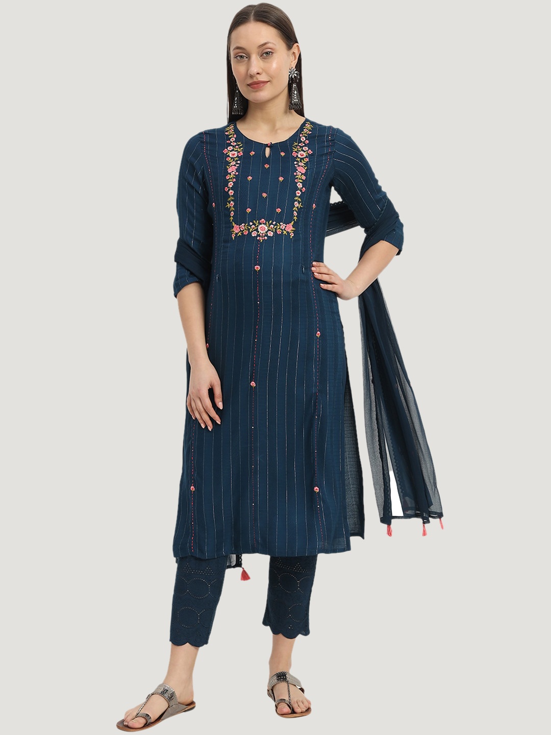 mumzhug Women Floral Embroidered Regular Thread Work Kurta with Trousers & With Dupatta, Blue
mumzhug Women Floral Embroidered Regular Thread Work Kurta with Trousers & With Dupatta, Blue