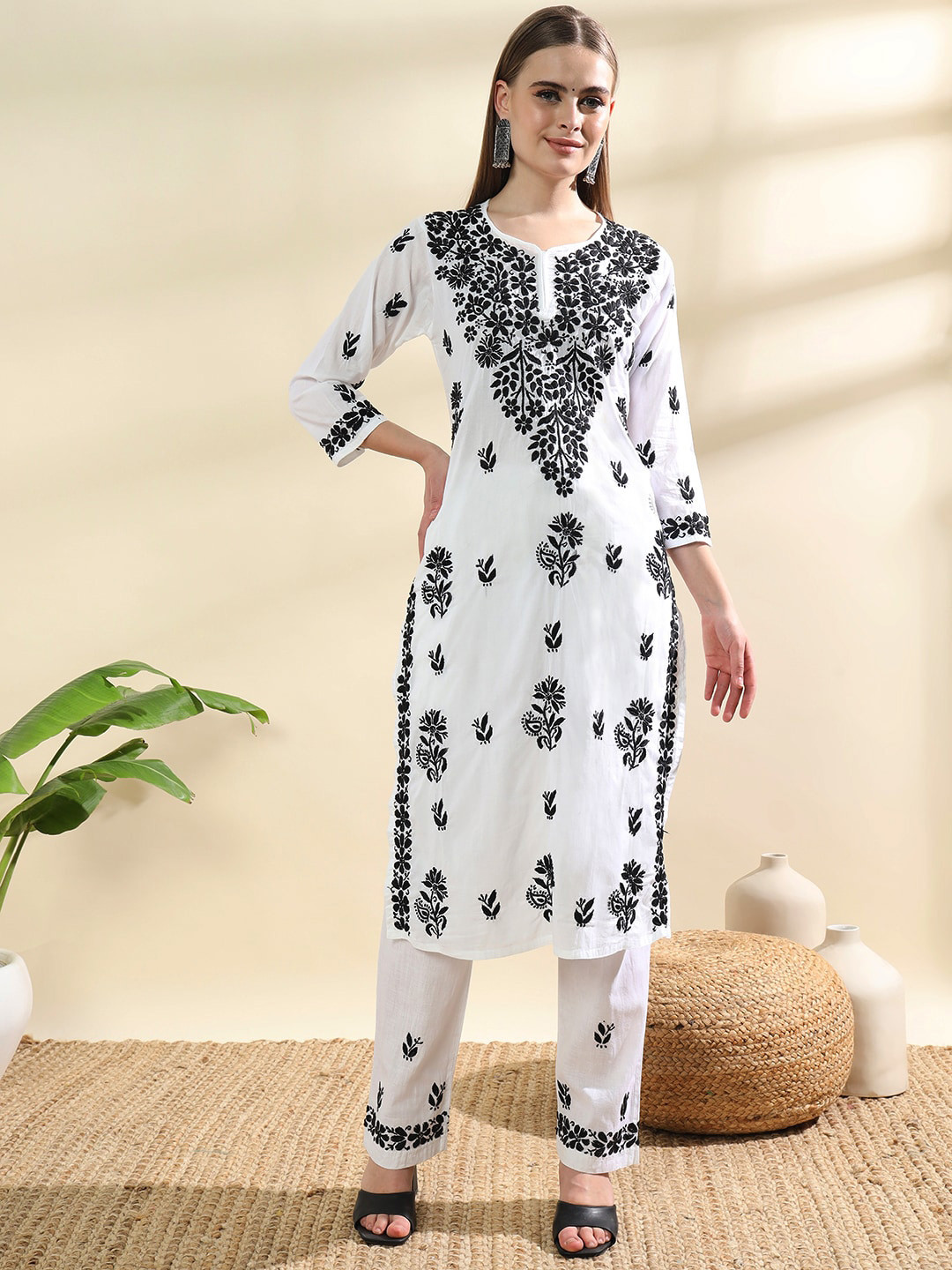 Ethnava Floral Embroidered Round Neck Three-Quarter Sleeves Chikankari Kurta with Palazzos, White
Ethnava Floral Embroidered Round Neck Three-Quarter Sleeves Chikankari Kurta with Palazzos, White