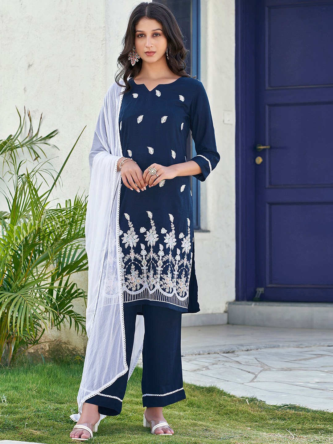 KALINI Floral Embroidered Regular Thread Work Straight Kurta With Trousers & Dupatta, Navy blue
KALINI Floral Embroidered Regular Thread Work Straight Kurta With Trousers & Dupatta, Navy blue