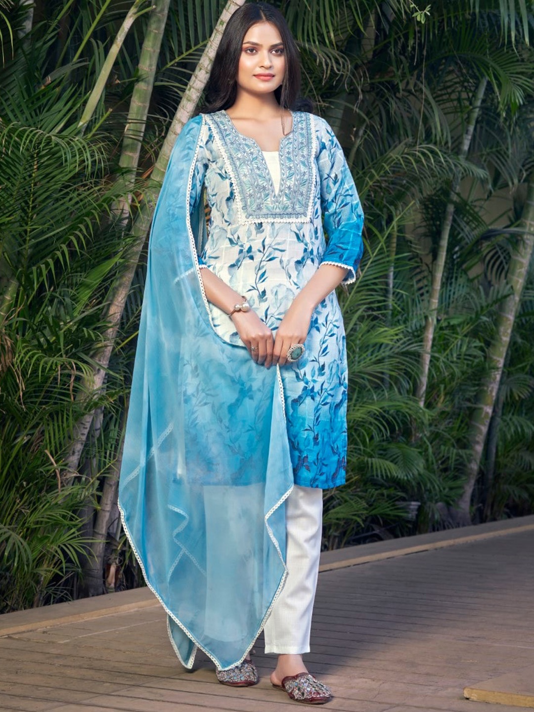 HOUSE OF MIRA Printed V-Neck Three-Quarter Sleeves Thread Work Linen Kurta Set, Blue
HOUSE OF MIRA Printed V-Neck Three-Quarter Sleeves Thread Work Linen Kurta Set, Blue