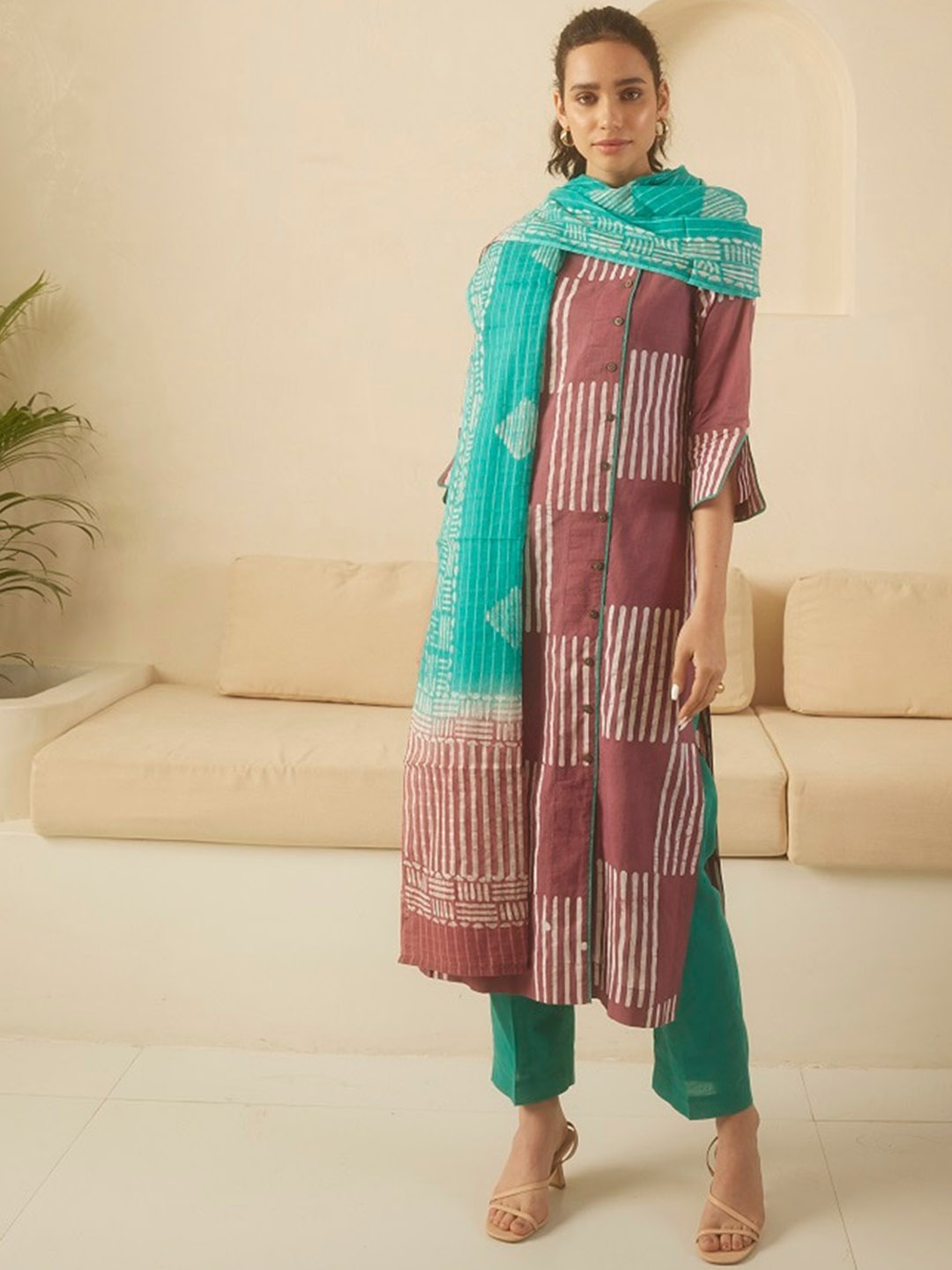 STADO Mandarin Collar Slit Sleeves Geometric Printed Kurta with Trousers & Dupatta, Brown
STADO Mandarin Collar Slit Sleeves Geometric Printed Kurta with Trousers & Dupatta, Brown