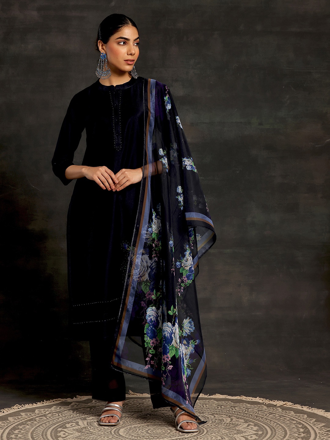 Libas Navy Blue Floral Printed Beads and Stones Straight Kurta With Trousers & Dupatta
Libas Navy Blue Floral Printed Beads and Stones Straight Kurta With Trousers & Dupatta
