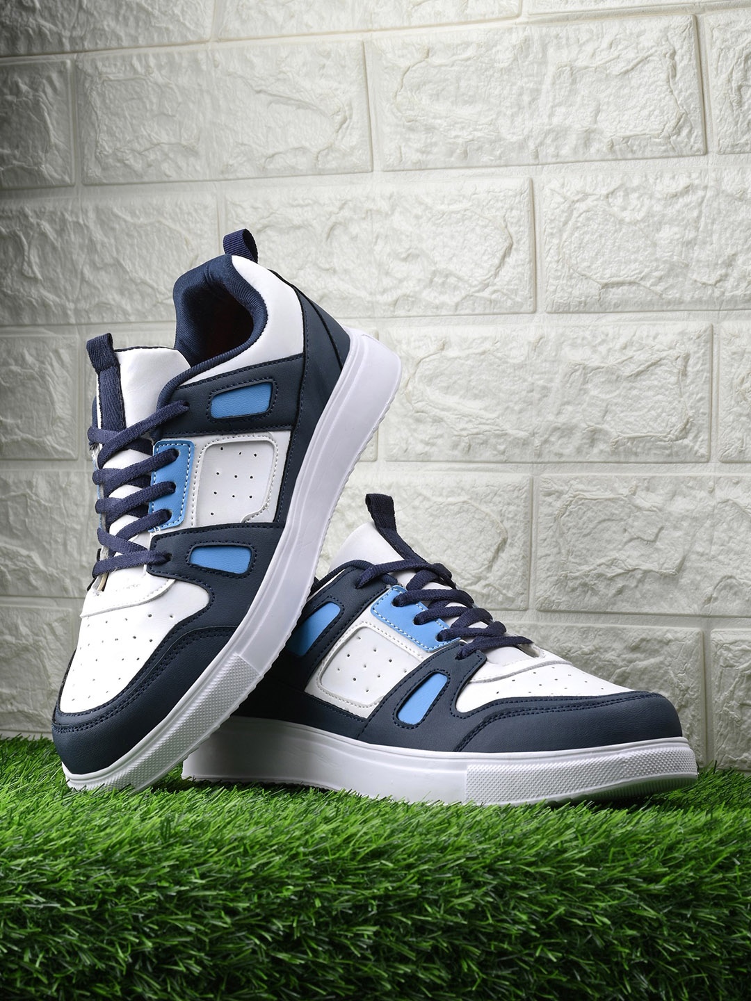 The Roadster Lifestyle Co. Men White Colourblocked Comfort Insole Contrast Sole Sneakers, Blue
The Roadster Lifestyle Co. Men White Colourblocked Comfort Insole Contrast Sole Sneakers, Blue