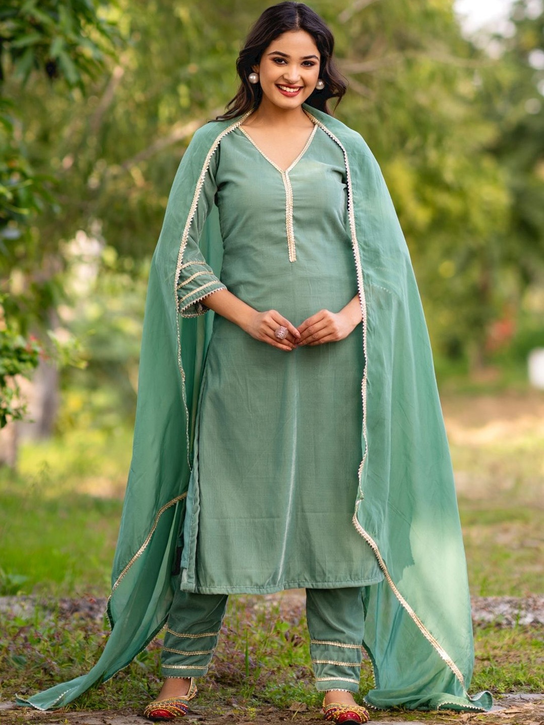 HOUSE OF JAMOTI Self Design Regular Velvet Straight Kurta With Trousers & Dupatta, Green
HOUSE OF JAMOTI Self Design Regular Velvet Straight Kurta With Trousers & Dupatta, Green