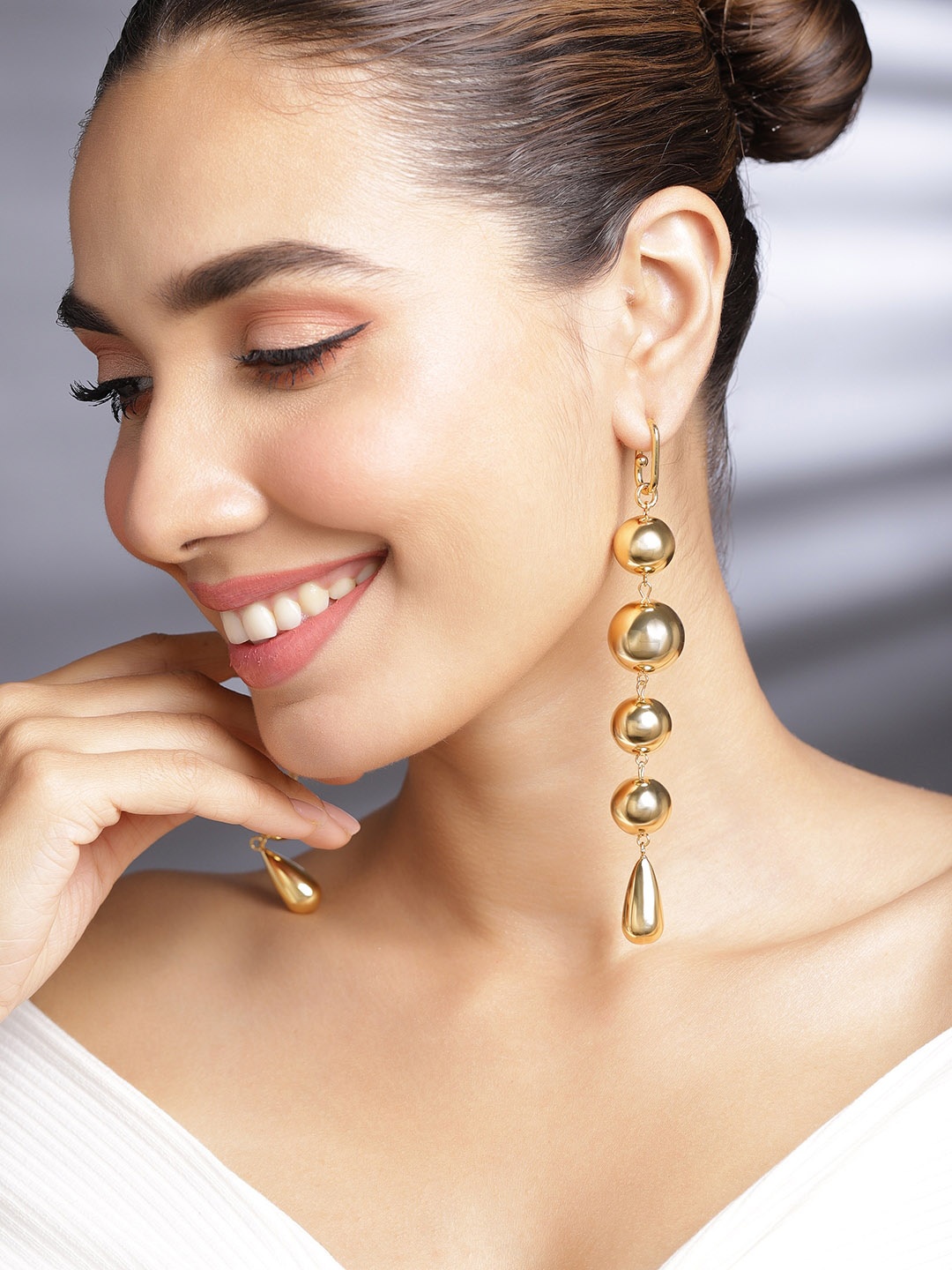 Rubans 18k Gold Plated Stainless Steel Tarnish-Free Waterproof Shoulder Duster Earrings
Rubans 18k Gold Plated Stainless Steel Tarnish-Free Waterproof Shoulder Duster Earrings