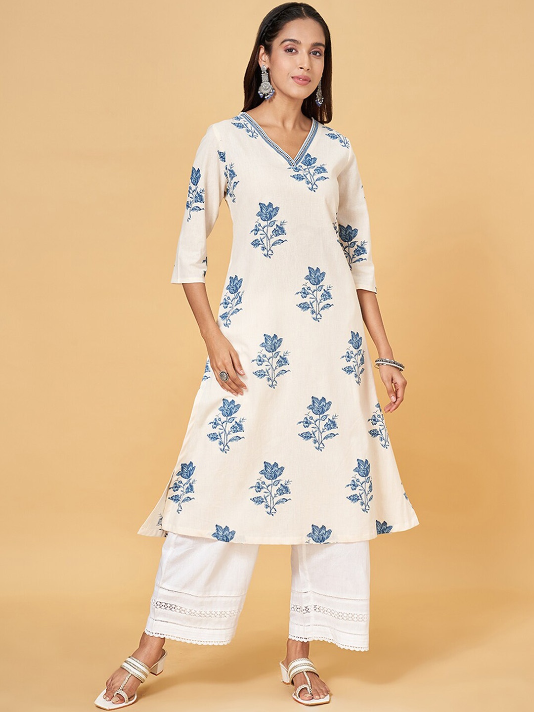 RANGMANCH BY PANTALOONS Floral Embroidered Curved Cotton V-Neck Gotta Patti A-Line Kurta, Off white
RANGMANCH BY PANTALOONS Floral Embroidered Curved Cotton V-Neck Gotta Patti A-Line Kurta, Off white