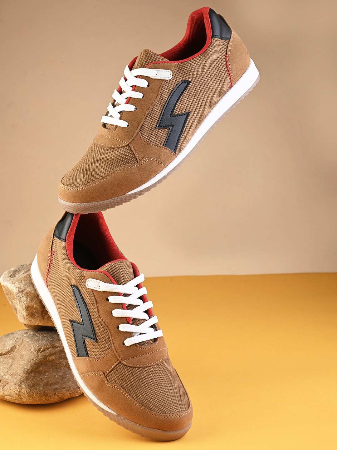 The Roadster Lifestyle Co. Men Brown Textured Comfort Insole Contrast Sole Casual Sneakers
The Roadster Lifestyle Co. Men Brown Textured Comfort Insole Contrast Sole Casual Sneakers