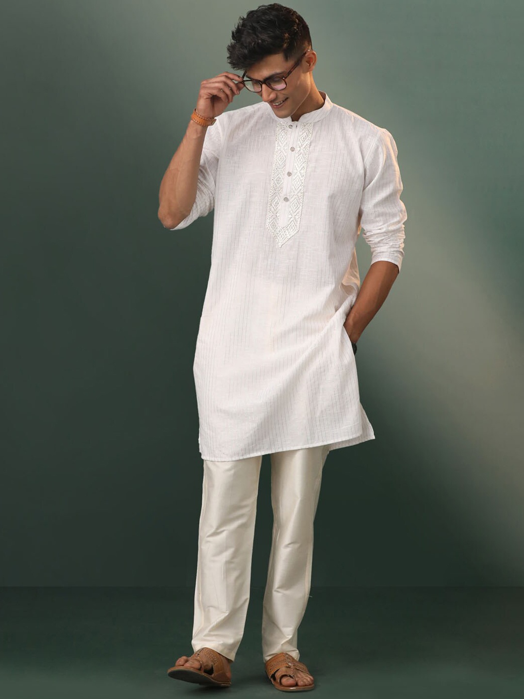 VASTRAMAY Striped Mandarin Collar Long Sleeves Pure Cotton Kurta with Pyjamas, White
VASTRAMAY Striped Mandarin Collar Long Sleeves Pure Cotton Kurta with Pyjamas, White
