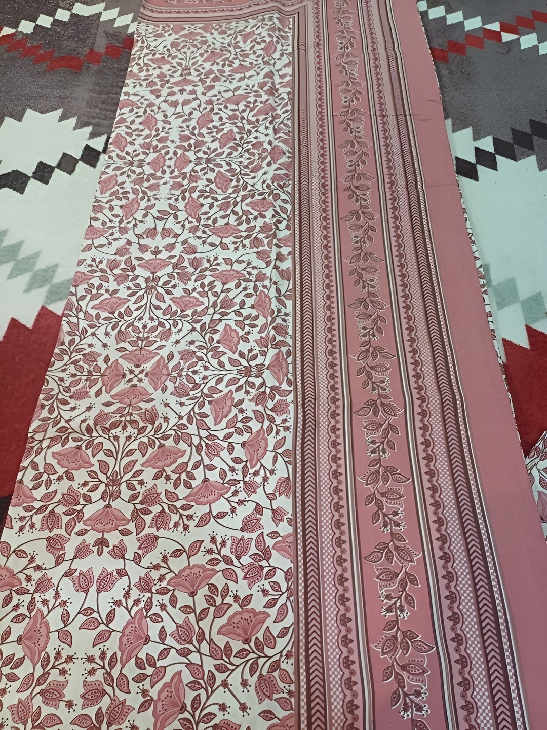 Bedbathandbliss White & Pink Floral Cotton 300 TC King Bedsheet With 2 Pillow Covers
Bedbathandbliss White & Pink Floral Cotton 300 TC King Bedsheet With 2 Pillow Covers