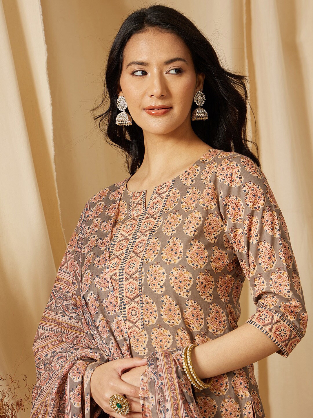 Ginni Arora Label Notch Neck Ethnic Printed Pure Cotton Kurta with Trouser & Dupatta, Grey
Ginni Arora Label Notch Neck Ethnic Printed Pure Cotton Kurta with Trouser & Dupatta, Grey