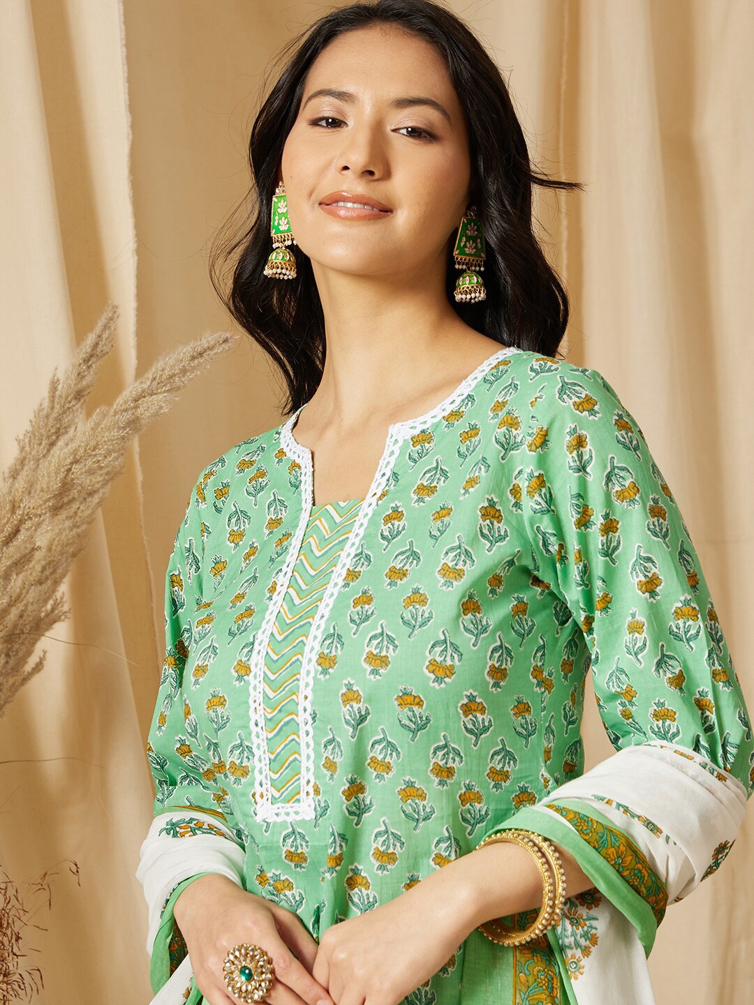 Ginni Arora Label Notch Neck Ethnic Printed Cotton Kurta with Trouser & Dupatta, Green
Ginni Arora Label Notch Neck Ethnic Printed Cotton Kurta with Trouser & Dupatta, Green