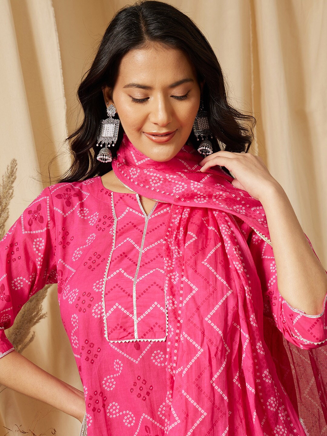 Ginni Arora Label V Neck Gotta patti Regular Pure Cotton Kurta with Trousers & Dupatta, Pink
Ginni Arora Label V Neck Gotta patti Regular Pure Cotton Kurta with Trousers & Dupatta, Pink