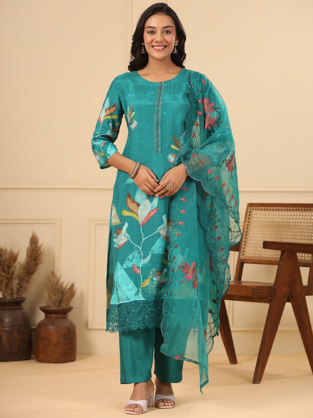 FASHOR Green Floral Printed Round Neck Sequinned Straight Kurta With Trouser & Dupatta
FASHOR Green Floral Printed Round Neck Sequinned Straight Kurta With Trouser & Dupatta