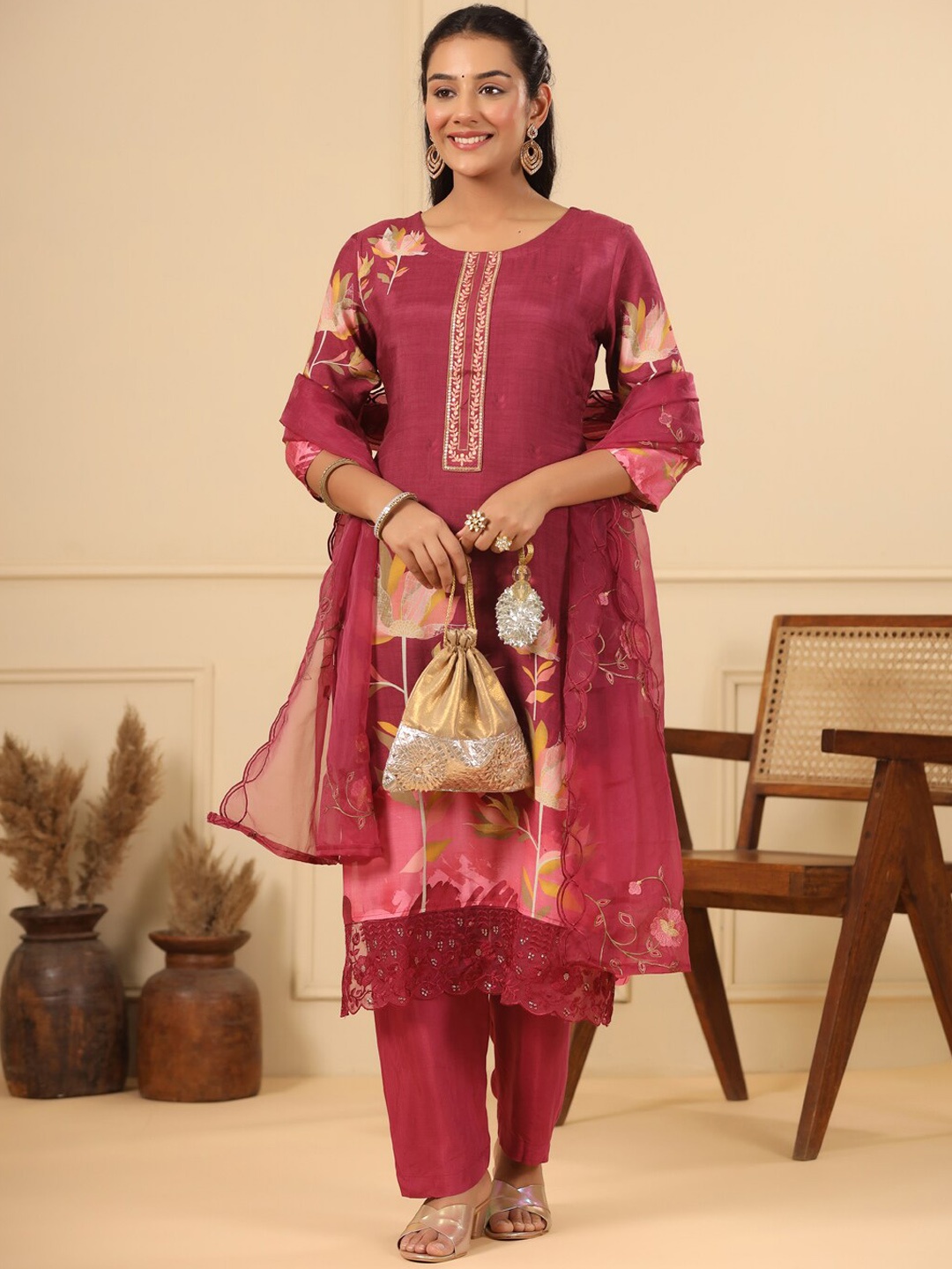 FASHOR Burgundy Floral Printed Round Neck Sequinned Straight Kurta With Trousers & Dupatta
FASHOR Burgundy Floral Printed Round Neck Sequinned Straight Kurta With Trousers & Dupatta