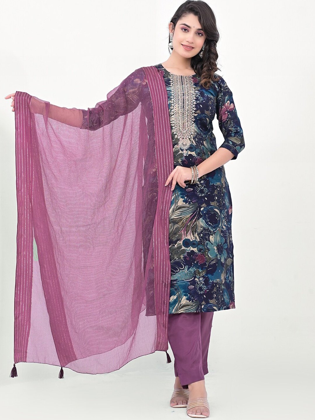 Label Khoj Floral Printed Round Neck Thread Work Kurta with Trousers & Dupatta, Blue
Label Khoj Floral Printed Round Neck Thread Work Kurta with Trousers & Dupatta, Blue