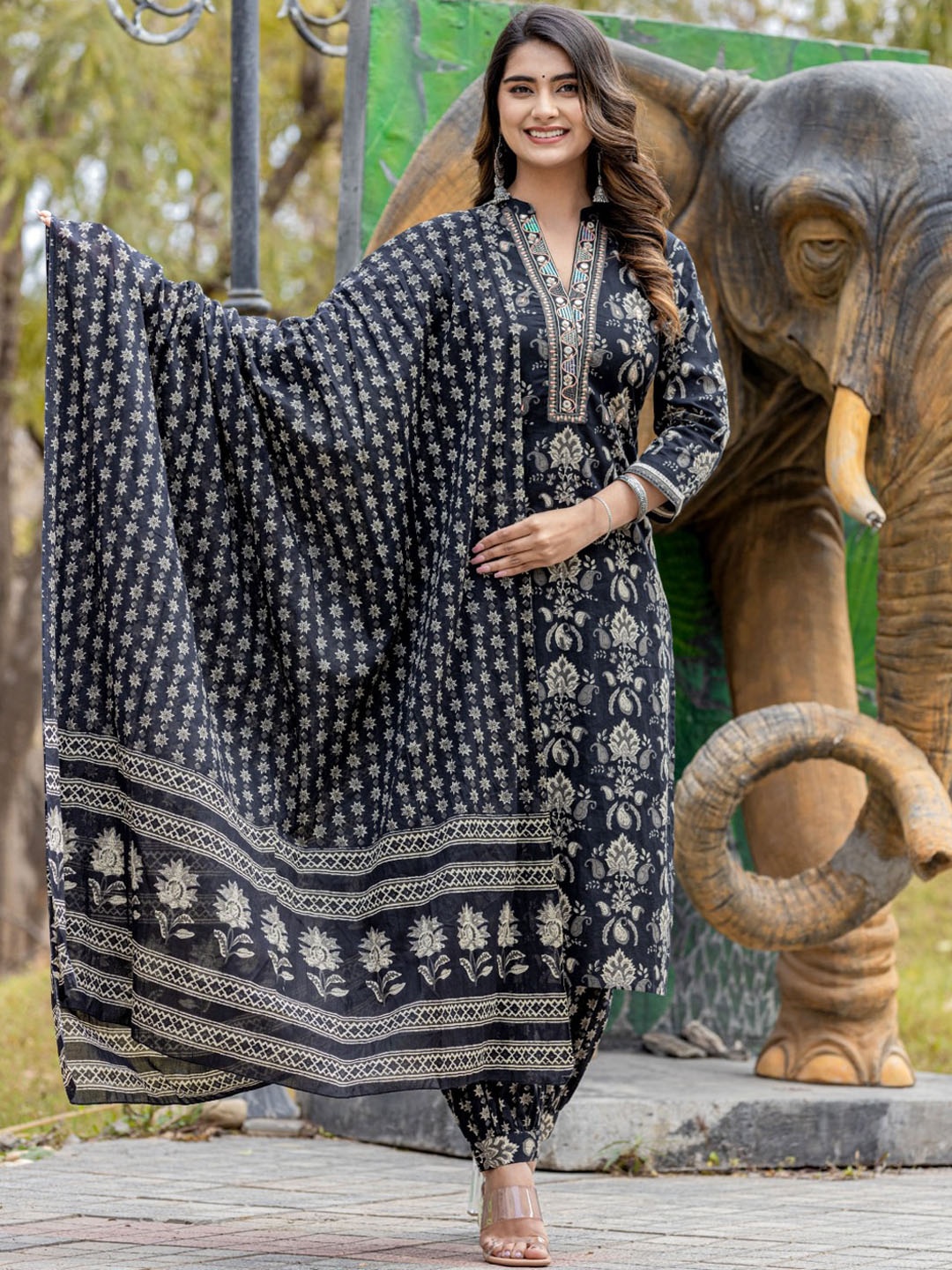 Readiprint Fashions Floral Printed Pure Cotton Kurta with Salwar & With Dupatta, Black
Readiprint Fashions Floral Printed Pure Cotton Kurta with Salwar & With Dupatta, Black